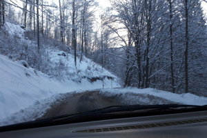 Odhrnutá lesná cesta na skratke. Nie je problém prejsť.
