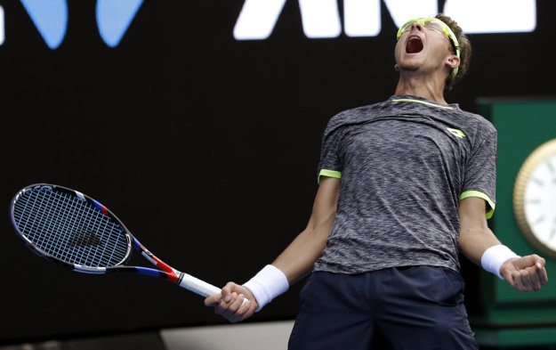 Denis Istomin oslavuje víťazstvo nad Novakom Djokovičom.