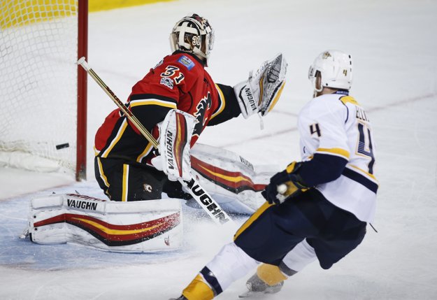 Ryan Ellis (vpravo) strieľa jeden zo svojich dvoch gólov do siete Calgary.