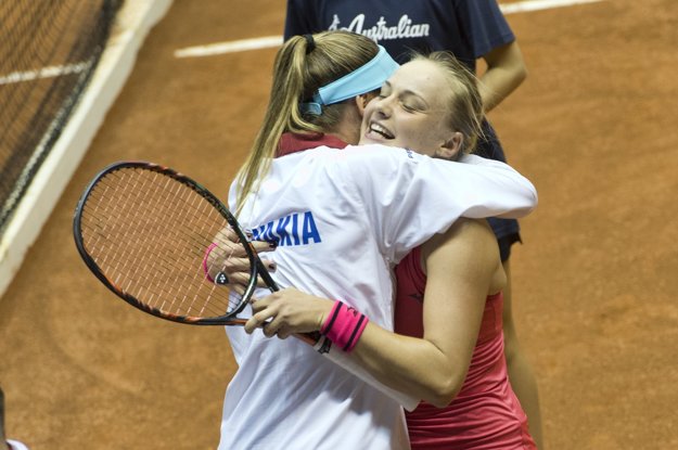 Rebecca Šramková v objatí s Danielou Hantuchovou.