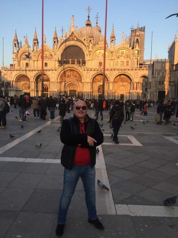 Romantik. Michal David si tento týždeň odskočil na juh. S manželkou Marcelou oslávili Valentína v Benátkach. (zdroj: facebook)