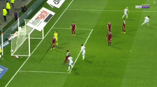 Alexandre Lacazette pri štvrtom góle Lyonu vyškolil obranu súpera.