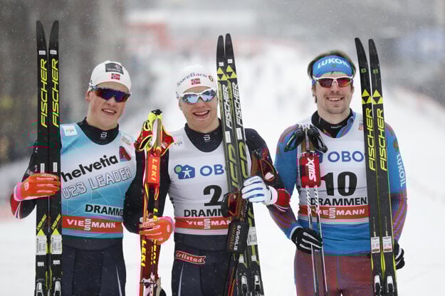 Trojica najlepších zo šprintu mužov - zľava druhý Johannes Hösflot Klaebo, víťaz Eirik Brandsdal a tretí Sergej Usťugov.