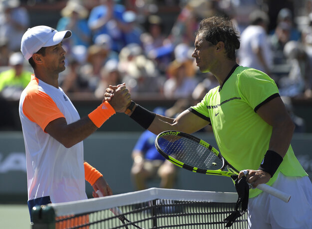 Fernando Verdasco (vľavo) gratuluje Rafaelovi Nadalovi k postupu.