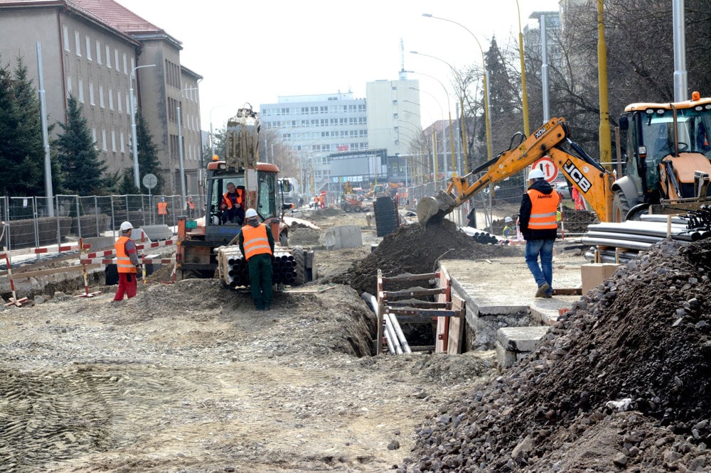 Boženy Němcovej a Zimná ulica. Práce na obnove tohto úseku trate spočiatku umožňovali autám prejazd ulicou. V závere februára 2017 však musela Eurovia-SK úplne uzavrieť na Boženy Němcovej cestu medzi Watsonovou a križovatkou Vyskoškolská – Hroncova (snímka vyššie). Obmedzenie potrvá do záveru mája 2017. Zhotoviteľ diela to zdôvodnil veľmi komplikovanou situáciu ohľadom vodovodného potrubia i kanalizácie. Káblovody sú v strede jazdných pruhov, takže bez úplnej uzávery cesty to nedokázali urobiť. Na inžinierskych sieťach sa pracuje aj v týchto dňoch. Koniec obnovy trate aj s časťou na Zimnej ulici (snímka dole) je naplánovaný na jún 2017.