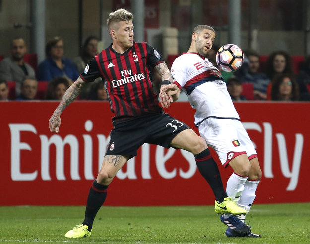 Juraj Kucka (vľavo) bojuje o loptu s Adelom Taarabtom.