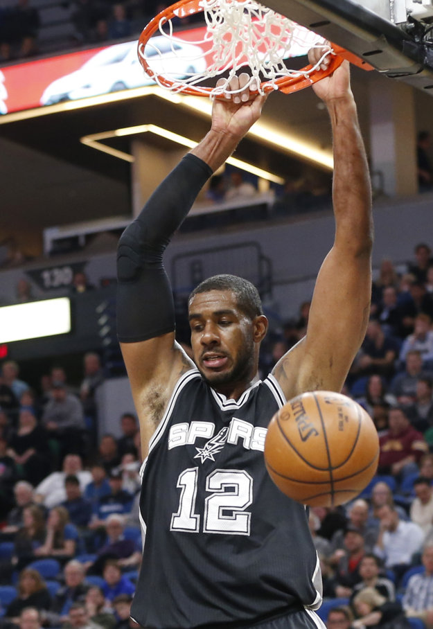 LaMarcus Aldridge zo San Antonia smečuje v zápase na palubovke Minnesoty.