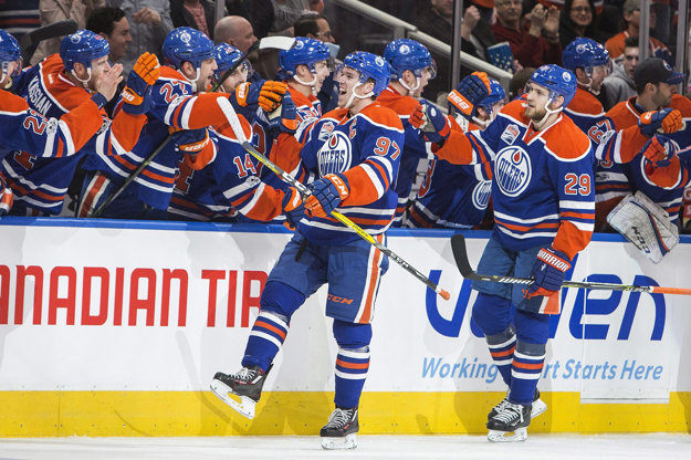 Connor McDavid (č.97) nazbieral presne sto bodov.