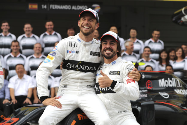 Jenson Button (vľavo) a Fernando Alonso.