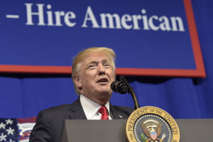Donald Trump pri podpisovaní dekrétu. 
