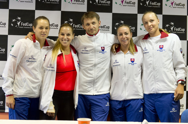 Slovenský fedcupový tím pred barážovým stretnutím o postup do I. svetovej skupiny proti Holandsku. Na snímke zľava Jana Čepelová, Dominika Cibulková, kapitán Matej Lipták, Kristína Kučová a Rebecca Šramková.