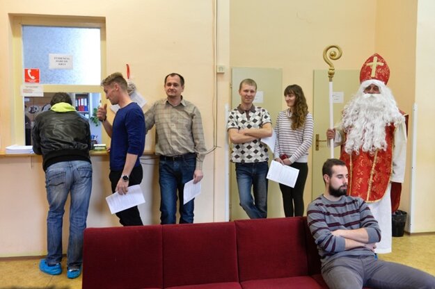 Netradičný darca krvi navštívil trenčianske pracovisko Národnej transfúznej služby 4. decembra 2015 v Trenčíne. Dlhoročný darca krvi LeoKužela prišiel darovať krv po 81-krát, no tentoraz v prestrojení za Sv. Mikuláša. Leo Kužela ako amatérsky herec každoročne rozdáva deťom radosť v prestrojení za Sv. Mikuláša. V týchto dňoch je jeho Mikulášsky program nabitý, v čase medzi dvomi vystúpeniami si odskočil darovať krv kvôli veku poslednýkrát. V budúcnosti pracovisko navštívi už iba ako Mikuláš.