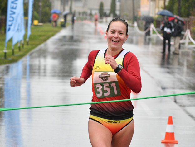Atlétka Mária Czaková v cieli pretekov 48. ročníka Záhoráckej dvadsiatky a M-SR v chôdzi žien na 20 km.