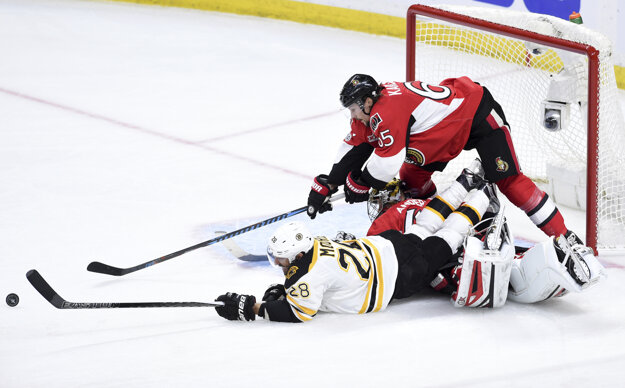Erik Karlsson (v červenom) patrí k oporám Ottawy.