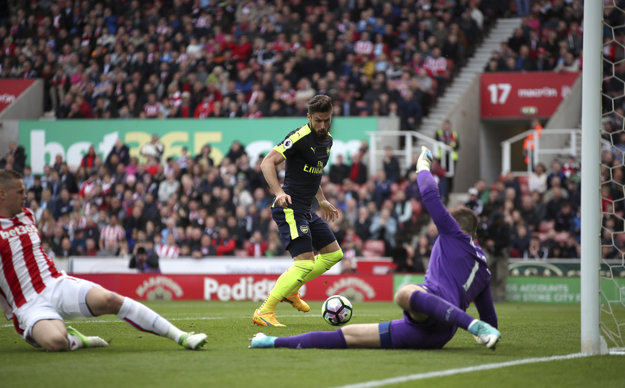 Olivier Giroud (v strede) strieľa jeden z gólov svojho tímu.