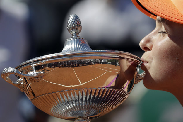 Elina Svitolinová bozkáva víťaznú trofej.