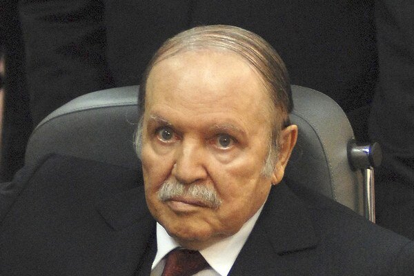 Abdal Azíz Buteflika volil v metropole Alžír z invalidného vozíka.