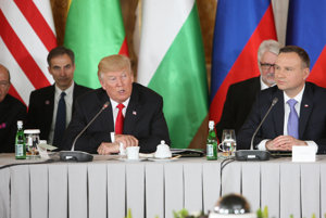 Summitu Iniciatívy troch morí vo Varšave sa zúčastnil aj americký prezident Donald Trump (vľavo), vpravo poľský prezident Andrzej Duda.