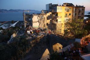 Záchranári spod trosiek obytného domu v meste Torre Annunziata vytiahli telá všetkých ôsmich osôb.