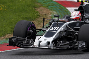 Jazdec tímu Hass Kevin Magnussen počas kvalifikácie.