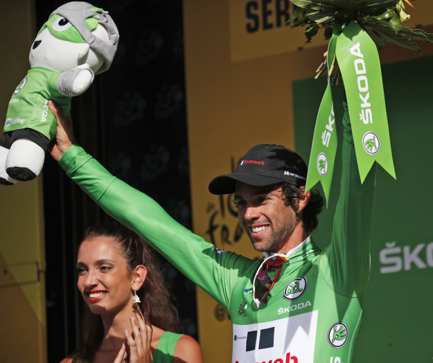 Austrálčan Michael Matthews (Sunweb) v zelenom drese lídra bodovacej súťaže na pódiu po 17. etape cyklistických pretekov Tour de France.