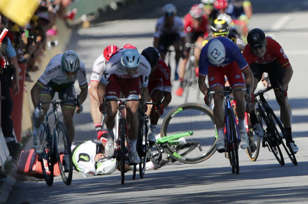 Peter Sagan (vľavo) šprintuje po tom, ako po súboji pri bariérach spadol Mark Cavendish.
