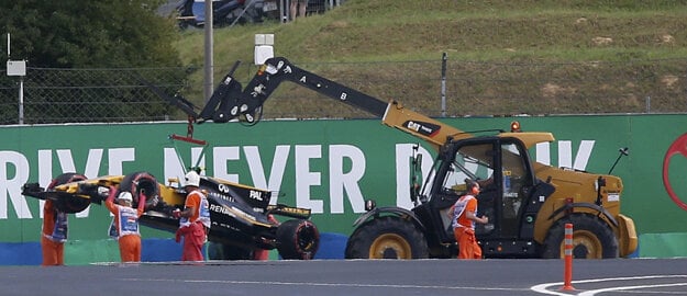 Traťoví maršáli odstraňujú monopost britského jazdca tímu Renault Jolyona Palmera po havárii počas druhého tréningu na nedeľňajšiu Veľkú cenu Maďarska formuly 1 na okruhu Hungaroring.