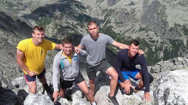 Na sústredení v Tatrách nezaháľali. Košickí volejbalisti na Slavkovskom štíte.