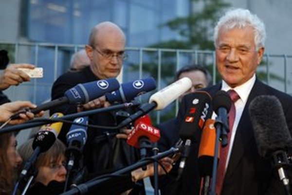 Rakúsko­kanadský miliardár Frank Stronach chce uspieť v politike. Zbohatol na výrobe autosúčiastok.