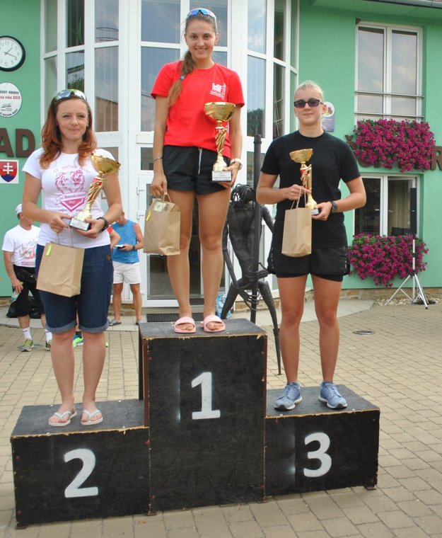 Ženy do 39 rokov (na najvyššom stupni celková víťazka Timea Mihoková).