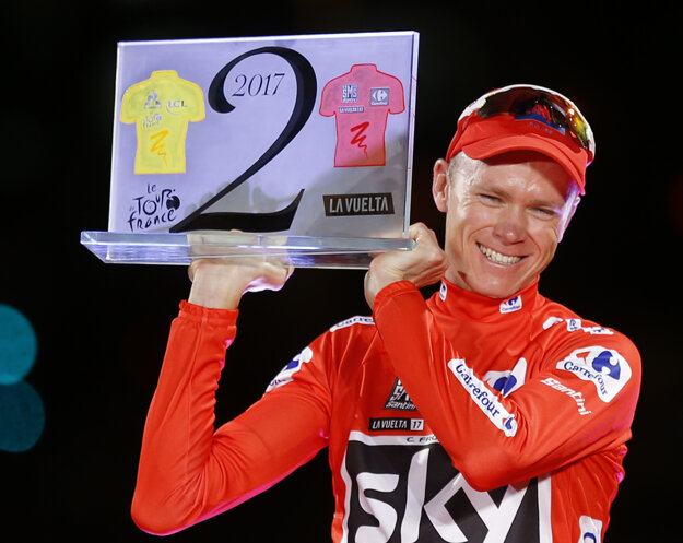 Chris Froome s cenou, ktorá mu pripomína, že v jednom roku vyhral Tour de France aj Vueltu.