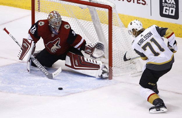 Brankár Arizony Antti Raanta zasahuje pri šanci Williama Karlssona z Vegas Golden Knights.