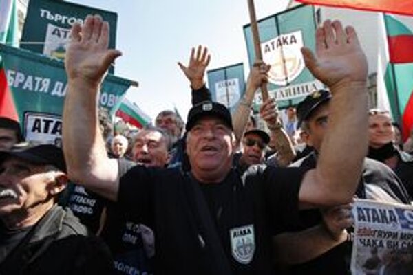 Členovia bulharskej nacionalistickej strany Ataka skandujú heslá proti Rómom počas protestu v Sofii.