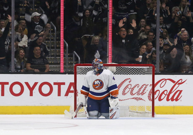 Jaroslav Halák v bránke New York Islanders inkasoval v Los Angeles tri góly.