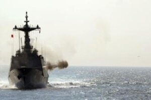 Napätie medzi krajinami neustáva. Na snímke je vypálená bomba na palube juhokórejského torpédoborca Čchoi Joung počas spoločného vojenského cvičenia medzi USA a Južnou Kóreou vo Východokórejskom zálive 27. júla.