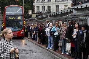 Zástup ľudí čakajúcich na autobus na Victoria Station.
