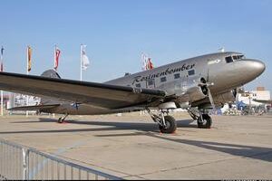 Lietadlo DC-3 používajú na spomienkové lety na povojnový letecký most do Berlína.