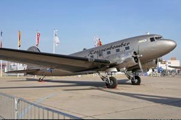Lietadlo DC-3 používajú na spomienkové lety na povojnový letecký most do Berlína.