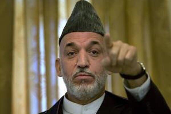 Afganský prezident Hamíd Karzaí musí o svoj post ešte zabojovať s opozičným rivalom Abdulláhom v novembrovom druhom kole volieb.