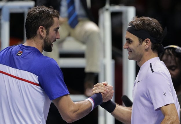 Marin Čilič (vľavo) blahoželá Rogerovi Federerovi k víťazstvu.