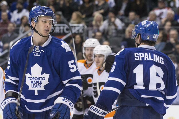 Martin Marinčin (vľavo) v drese Toronto Maple Leafs.