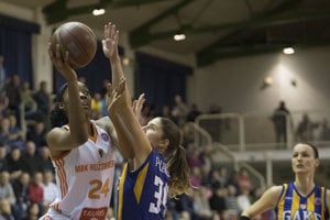 Na snímke zľava Taijah Campbell (Ružomberok) a Marta Páleníková (Košice) počas zápasu B-skupiny Európskeho pohára FIBA v basketbale žien MBK Ružomberok - Good Angels Košice.