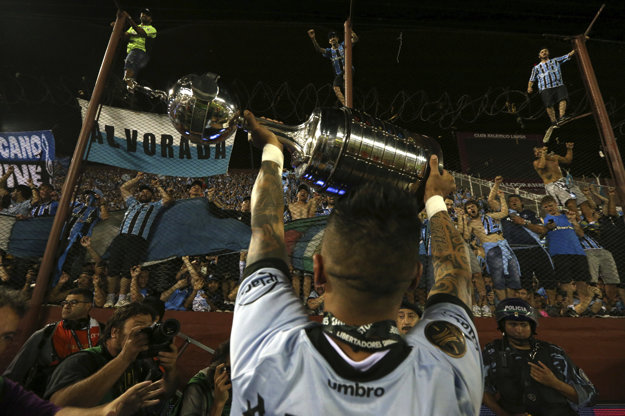 Hráč Gremia Lucas Barrios s trofejou pre víťaza Pohára osloboditeľov.