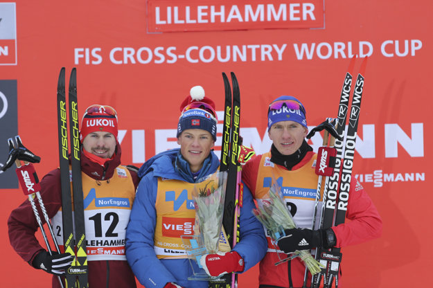 V mužských pretekoch opäť triumfoval Nór Johannes Hösflot Klaebo (uprostred).