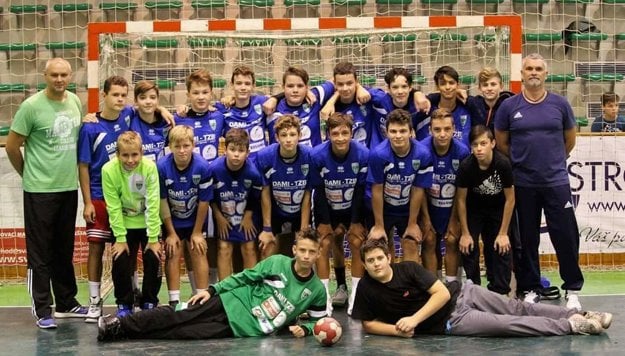 Starší žiaci HC Štart Nové Zámky: Horný rad zľava: Fridrich Beck st. - vedúci družstva, Fabien Katona, Peter Járik, Patrik Kyjanek, Fridrich Beck ml., Simon Galla, Richard Hankó, Matej Szabó, Matej Špalda, Samuel Horváth, Peter Sporni - tréner.Dolný rad zľava: Roland Dudek, Bruno Pirohár, Marek Ďurina Martin Masaryk, Dominik Špalda, Frederik Tomcsány, Karol Suchan, Nikolas Tóth. Na zemi ležiaci zľava: Kristián Lipták, Lukáš Kelemen.  (zdroj: HC Štart)