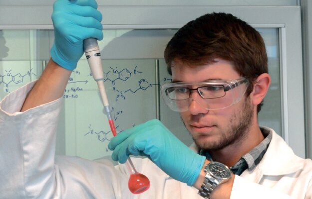 Peter Horváth patří mezi naše nejlepší studenty. Už při studiu na Gymnáziu Jána Chalupku v Brezne se věnoval studentským projektům v organické a analytické chemii. Od začátku studia na PřF MU působí na oddělení organické chemie ve skupině zaměřené na fotochemii a daří se mu publikovat v prestižních vědeckých časopisech.