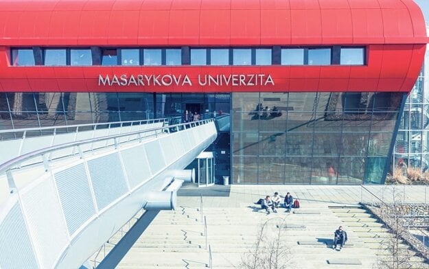 Přírodovědecká fakulta Masarykovy univerzity (PřF MU) je uznávanou výzkumnou fakultou. Naši učitelé a vědečtí pracovníci patří ve svých oborech ke špičce a rádi zapojují do svého výzkumu aktivní studenty. Podat si k nám přihlášku je výzva, kterou stojí za to přijmout!