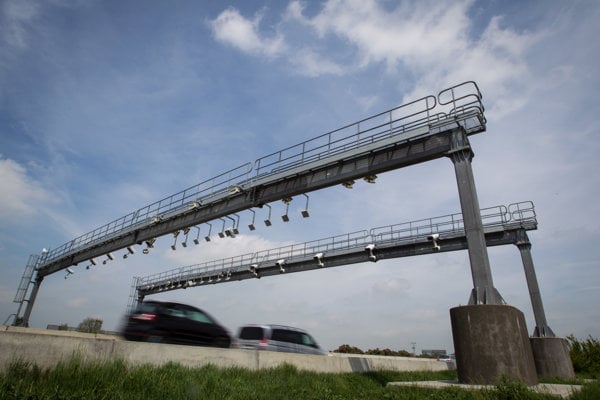 Snaha zefektívniť elektronický výber mýta je podľa SkyTollu legitímna