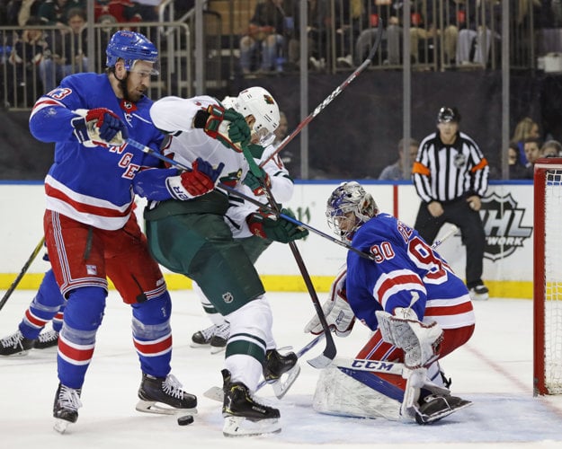Eric Staal (v strede) sa pokúša presadiť v zápase proti New Yorku Rangers.