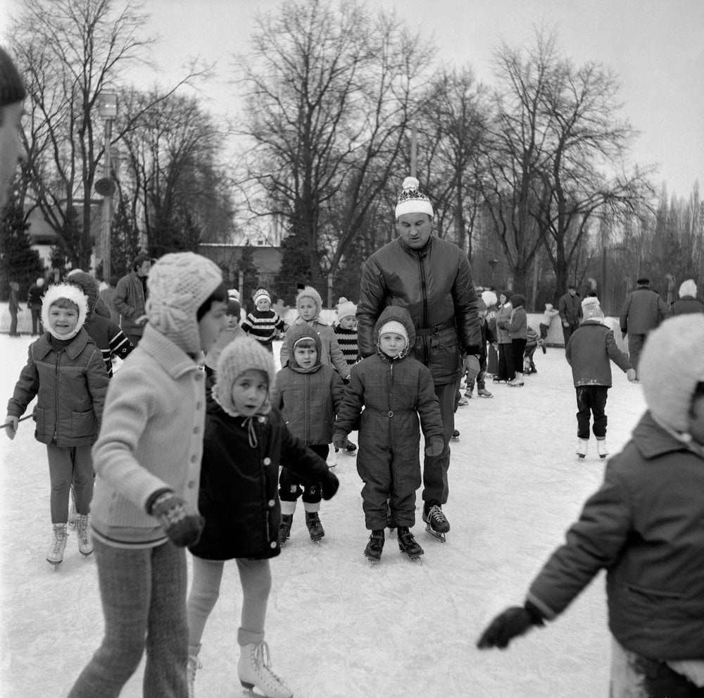 Na archívnej snímke z 2. januára 1971 deti na klzisku. Na kziskách bolo rušno najmä počas zimných prázdnin.